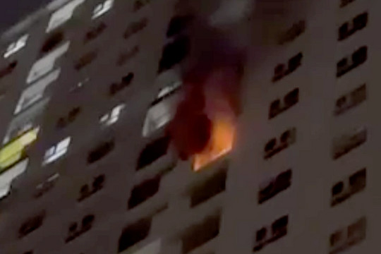 TPHCM: Cháy căn hộ chung cư, người dân tháo chạy trong đêm