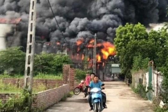 Cháy lớn tại xưởng chăn đệm ở Hà Nội, 3 mẹ con bị thương
