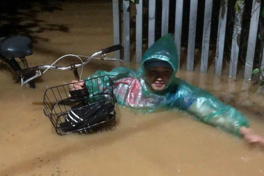 Hà Nội di dời hơn 200 hộ dân do mưa lũ
