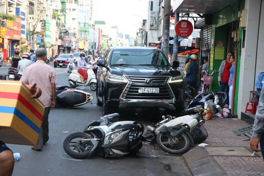 Lexus đâm loạn xạ gần chợ Phú Nhuận, hất văng nhiều người đi xe máy