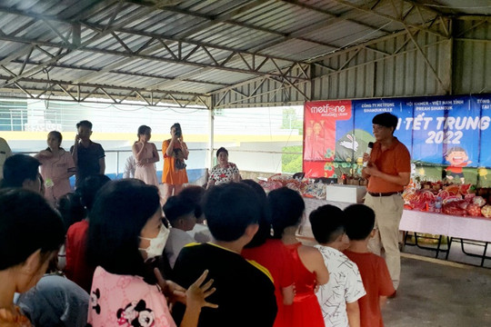 Con em gia đình người gốc Việt tại thành phố Sihanoukville (Campuchia) vui đón Tết Trung thu