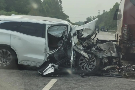 Ô tô con "đụng độ" xe khách trên cao tốc Nội Bài - Lào Cai, một người chết