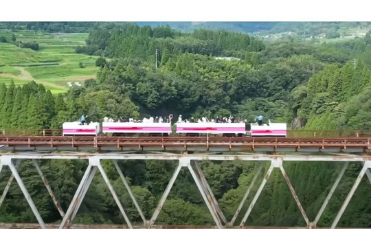 Kỳ lạ chuyến tàu Nhật Bản sử dụng năng lượng liên quan đến món súp ramen