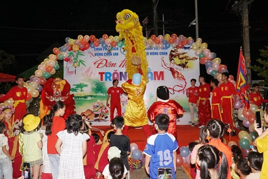 Tưng bừng lễ hội Trung thu của thiếu nhi Việt Nam tại Lào, Singapore