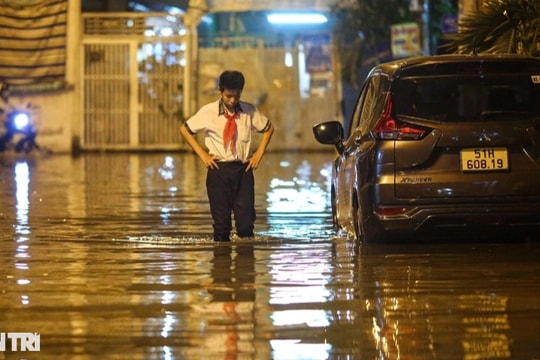 Học sinh ướt sũng, vịt bơi trên đường vì triều cường lên cao ở TPHCM