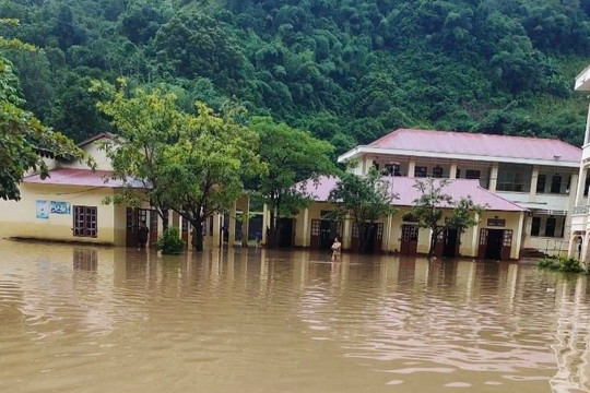 Trường bị nước lũ bủa vây, hơn 200 học sinh phải nghỉ học
