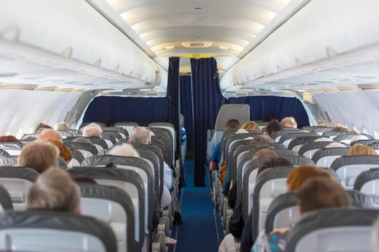 Khách ngồi ghế hạng nhất trên máy bay nhận án tù vì hành vi gây rối