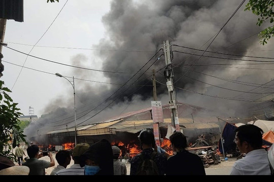 Cháy lớn tại chợ dân sinh ở Hưng Yên, nhiều ki ốt bị thiêu rụi