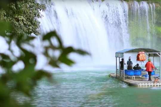 Ngắm thác nước hùng vĩ thứ 4 thế giới mùa đẹp nhất