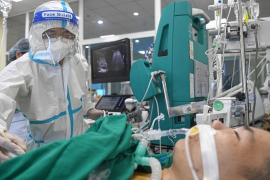 Toàn cảnh sóng dịch kép đang bủa vây Hà Nội