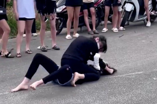 Nhiều học sinh quay clip 2 nữ sinh ở Thừa Thiên - Huế đánh nhau tại sân bóng