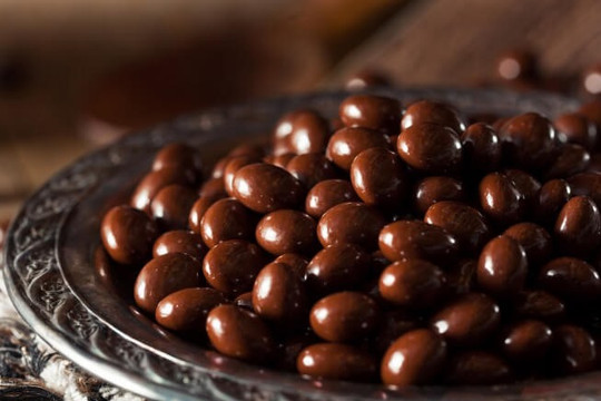 Lợi  ích cho sức khỏe của hạt cà phê phủ socola
