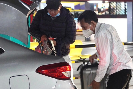Tài xế than trời, hành khách đỏ mắt tìm xe công nghệ ở sân bay Tân Sơn Nhất