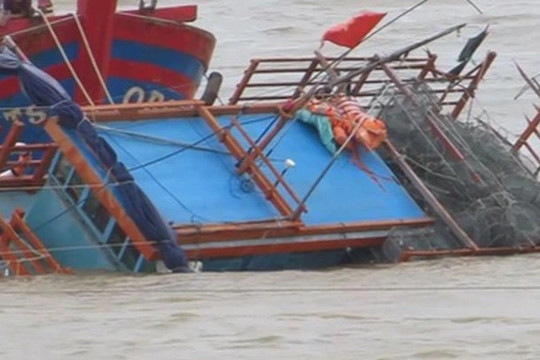 Điều tra vụ tàu cá chìm bất thường khiến 9 ngư dân rơi xuống biển