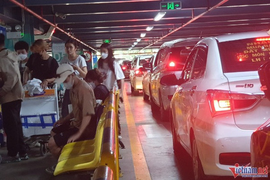 Ùn tắc trước ‘nút thắt cổ chai’ ở trạm thu phí nhà xe Tân Sơn Nhất