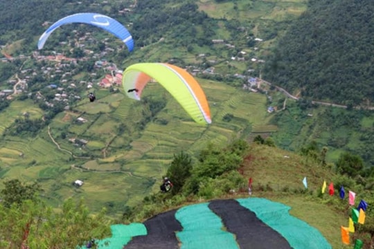 Bay lên bầu trời ngắm ruộng 'vàng' bậc thang