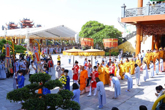 Hàng vạn Phật tử tu tập 3 ngày 3 đêm tại chùa Ba Vàng