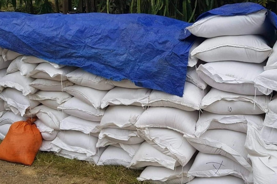 Trưởng thôn 'ăn chặn' gần 5 tấn gạo của dân về... nấu rượu
