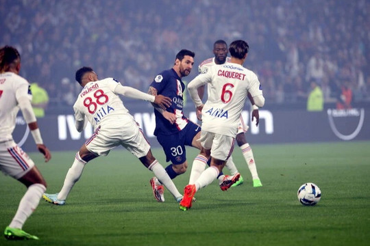 Messi tỏa sáng giúp PSG hạ Lyon và giành ngôi đầu Ligue 1