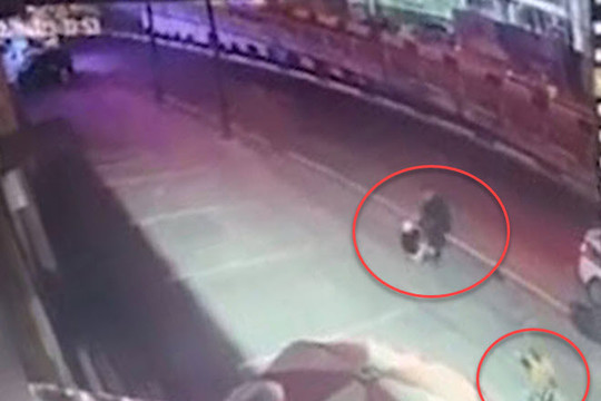 Bắt tài xế chở kẻ đâm chết nam thanh niên trên phố Hà Nội, ép cô gái lên taxi