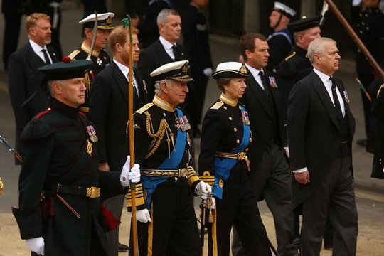 Hoàng thân Andrew và Hoàng tử Harry không mặc quân phục trong lễ tang Nữ hoàng