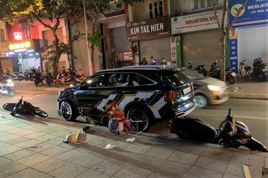 Ô tô đâm loạt xe máy khiến nhiều người bị thương ở Hà Nội, tài xế chưa ra trình diện
