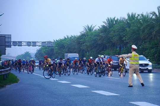 Ba người đạp xe vào đường dành riêng cho ô tô ở Hà Nội bị phạt