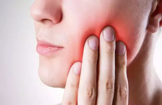 Ung thư phổi: Dấu hiệu cảnh báo từ cơn đau trên mặt