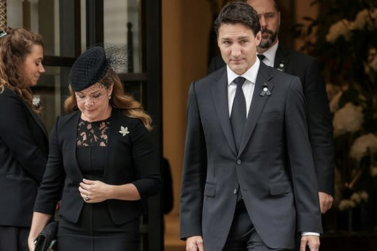 Thủ tướng Canada bị chỉ trích vì hát rock trước lễ tang Nữ hoàng Elizabeth
