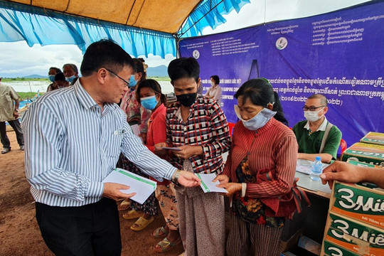 Thành phố Hồ Chí Minh trao 750 phần quà cho kiều bào và người dân Campuchia