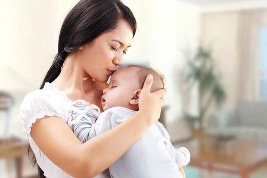 Đến bệnh viện thăm chị gái, thấy hộp cơm trên bàn mà tôi xót xa