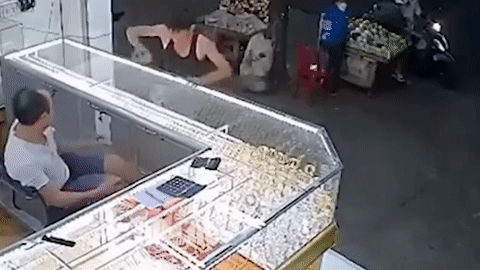 Nam thanh niên phá tủ kính tiệm vàng rồi ném trang sức ra đường