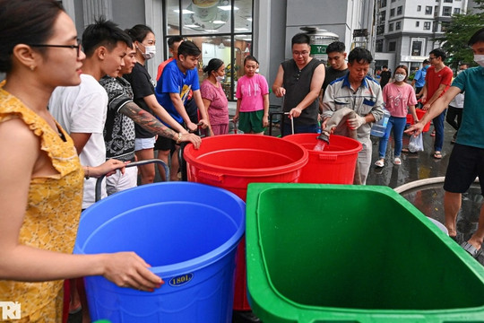 Chung cư ở Hà Nội mất nước, hàng trăm hộ dân lỉnh kỉnh xô chậu chờ xe bồn
