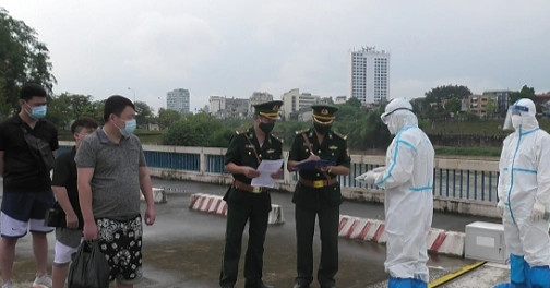Trao trả 3 người Trung Quốc trốn về từ sòng bạc Campuchia