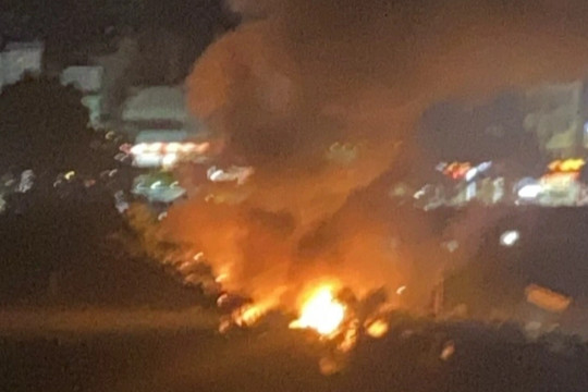 Cháy 4 nhà dân tại cổng khu công nghiệp Vĩnh Tuy ở Hà Nội
