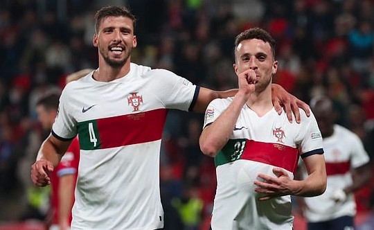 Bồ Đào Nha thắng đậm CH Séc, Tây Ban Nha thua đau Thụy Sỹ