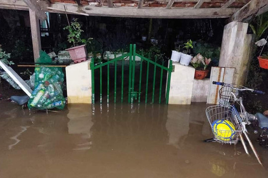 Phú Yên: Nhà chìm trong biển nước, dân hối hả chạy đồ sau cơn mưa xối xả