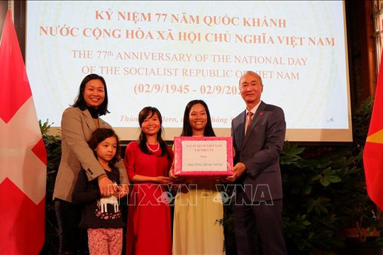 Trao tặng giấy khen cho Hội Người Việt Nam tại Thụy Sĩ