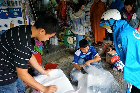 Đà Nẵng: Dừng họp chợ, công nhân viên chức nghỉ làm chống bão