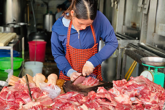 Giá lợn hơi tiếp đà giảm mạnh, thịt lợn chợ có loại vẫn 170.000 đồng/kg
