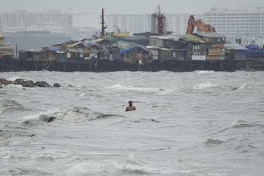 Cận cảnh siêu bão Noru đổ bộ Philippines với sức gió 240 km/h