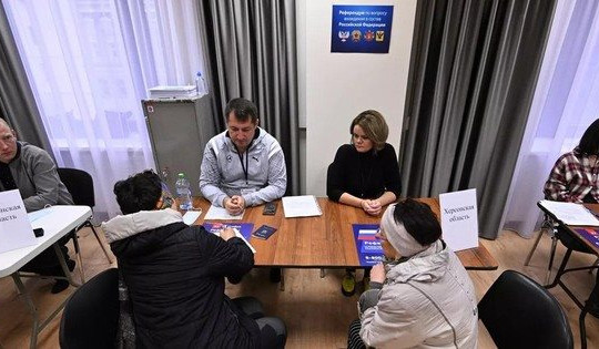 Trưng cầu dân ý sáp nhập Nga: Người dân vùng ly khai Ukraine bỏ phiếu trong ngày cuối cùng