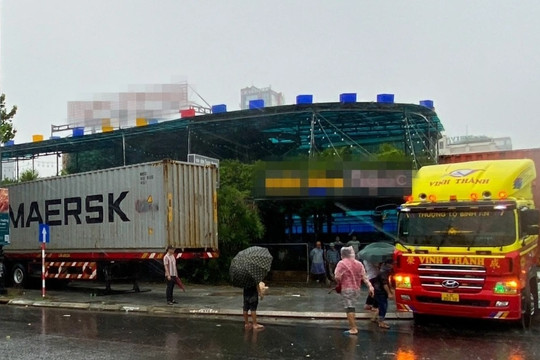 Người Đà Nẵng thuê xe container chặn trước cửa để chống bão số 4