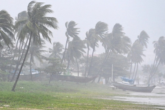 Bão Noru: Mưa gió bắt đầu quần thảo miền Trung