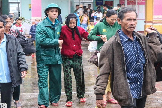 Người dân Quảng Nam vội vã di tản về nơi an toàn trước khi bão số 4 đổ bộ