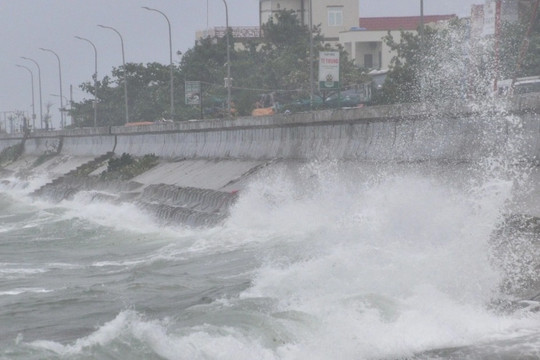 Gió giật mạnh, sóng biển cao 3m ập vào đảo Lý Sơn