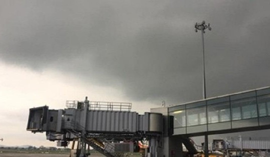 Thêm 5 sân bay tạm đóng cửa do bão Noru
