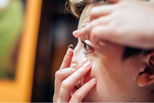 Cảnh báo nguy cơ mù lòa do đeo kính áp tròng tái sử dụng