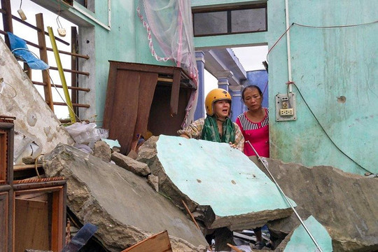 Bão lũ dồn dập: Người dân miền Trung khóc cạn nước mắt khi tránh bão về, nhà không còn mái