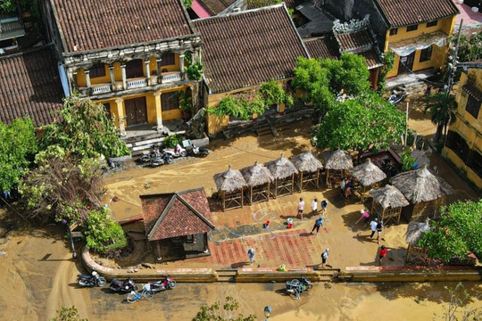 Người dân Hội An khẩn trương dọn bùn đất sau khi nước rút